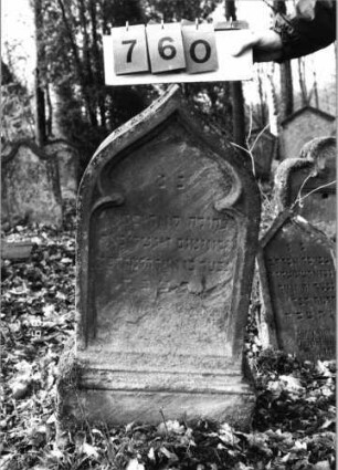Grabstein 760 (Index: 99751590) Material: Sandstein Zustand: abgeblättert mit Textverlust Maße HxBxT: 89x43x20 cm Beschreibung: Stele, profilierter Sockel, Kielbogenabschluß, Schriftfeld eingetieft: Grabstein 760