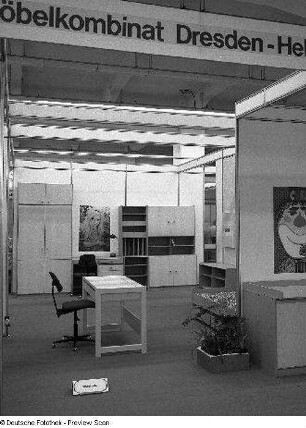 Schreibtisch : Ausstellungskoje des VEB Möbelkombinat Dresden-Hellerau mit Jugendzimmer (Modell 718)