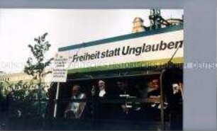 Anachronistischer Zug, Bonn am 5. Oktober 1980 - Demonstranten im LKW mit Transparenten "Mit uns für Freiheit statt Unglauben"