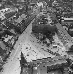 Straßenkreuzung Anger und Bahnhofstraße in der Altstadt von Erfurt : Blickrichtung Süden