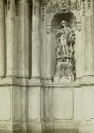 Dresden, Zwinger : Dresden-Altstadt. Zwinger, Kronentor. Figurennische