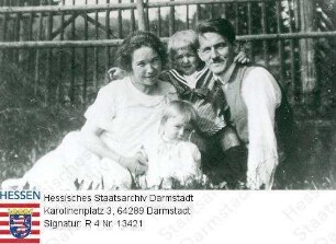 Gemeinder, Peter (1891-1931) / Porträt mit Ehefrau Marie und zwei Söhnen auf Wiese vor Gatter sitzend