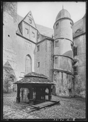 Rochsburg. III. Schlosshof, Alter Ziehbrunnen
