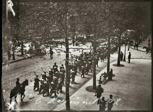 Paris. Ein Regiment auf dem Boulevard Haussmann