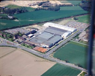 British American Tobacco (BAT): Luftbild des Gewerbegebietes am Beimoorweg: im Vordergrund Beimoorweg, im Hintergrund Bahnstrecke Hamburg-Lübeck