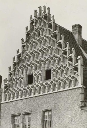 Mühlberg (Elbe), Klosterstraße 9. Ehemalige Neue Propstei (um 1530). Detail: Maßwerktreppengiebel