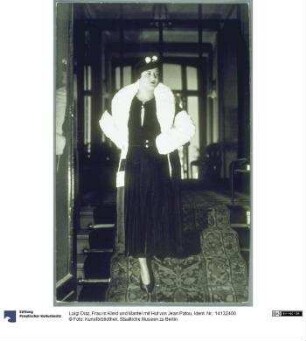 Frau in Kleid und Mantel mit Hut von Jean Patou