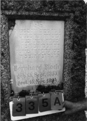 Grabstein 335 (Index: 99797918) Material: Granit, Marmorplatte Zustand: leicht verwittert Maße HxBxT: 120x60x37 cm Beschreibung: Stele, Korbbogenabschluß, Sockel: Grabstein 335A