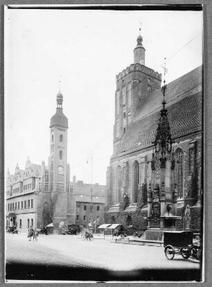 Vorm Rathaus in Guben steht die Jakobikirche und Denkmal : Guben (Gubin/Polen). Rathaus und Stadtkirche. Straßenansicht mit Brunnen