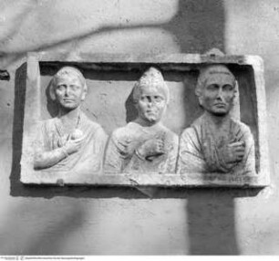 Grabmal mit den Porträts von drei Verstorbenen