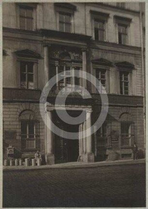 Portal und Fassadenbereich der 1. Etage des Bürgerhauses Albrechtstraße 16 in Breslau