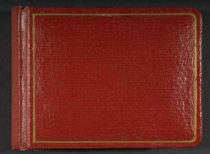 Ferien im Komponistenheim Hildburghausen/Thüringen. Kunstledereinband (Falbin-Erzeugnis) mit Goldrahmung, geprägt, Papier, geklebt, ca. 8,9 x 12,3 x 2,5 cm (1965). Dresden: SLUB, Deutsche Fotothek 2013.A.210