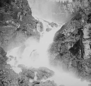 Norwegen: Wasserfall in Gebirgslandschaft