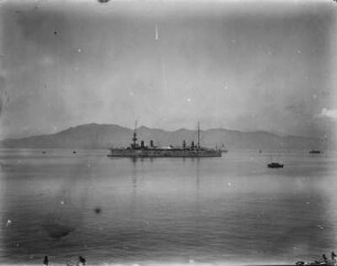 Militärschiff : Großes Militärschiff ankert in einer Bucht