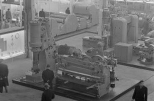 Messebesucher in der polnischen Ausstellungshalle, Präsentation von Maschinen zur Metallverarbeitung
