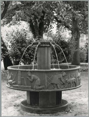 22. „Wasser“ – Brunnen mit umlaufendem Fries, Lausitzer Wasser GmbH, Berliner Straße, Cottbus