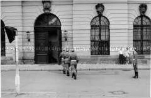 Zum letzten Mal ziehen NVA-Wachsoldaten von der Neuen Wache in ihr Quartier im Zeughaus