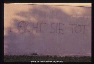 LACHT SIE TOT