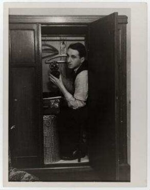 Peter Hunter im Hotelschrank als Dunkelkammer im Branksome Tower Hotel in Bournemouth. Otto Erich Salomon (Peter Hunter)