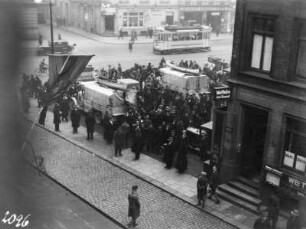 Rückkehr nach Hamburg : Menschenmenge um die Fahrzeuge der Expedition bei der Rückkehr nach Hamburg.