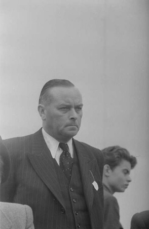 Internationale Friedenskundgebung der Fédération Internationale des Anciens Prisonniers Politiques (FIAPP) und der Vereinigung der Verfolgten des Naziregimes (VVN) : Karl Hamann (Vorsitzender der LDPD, Minister für Handel und Versorgung der DDR)