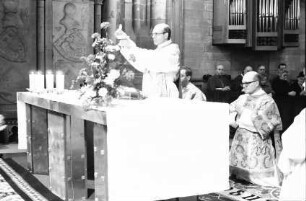 Freiburg: Münster, Predigt vor Weihnachtsbaum, Eucharistiefeier
