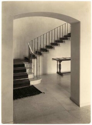 Landhaus Dr. Ter Meer, Kronberg im Taunus: Treppe aus der unteren großen Diele nach oben führend