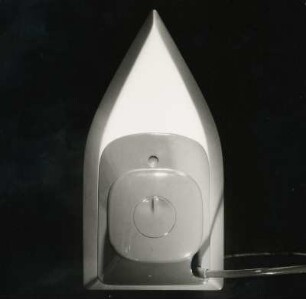 Bügeleisen mit Halteknauf aus Kunstharz, mit eingebauten Thermostat von Hildegard Buchmann