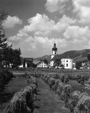 Ortsteilansicht mit Kirche (wahrscheinlich im Allgäu)