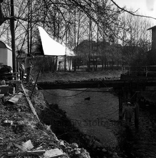 Trave: Stadtarm: Abbau der Holzbrücke zwischen der Heiligengeiststraße und dem "Weg am alten Friedhof", Blick nach Norden
