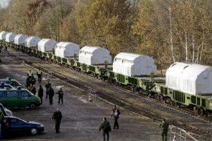 Der neunte Castor-Transport mit abgebrannten Brennstäben / Brennelementen erreicht den Verlade-Bahnhof in Dannenberg / Wendland, 21.11.05