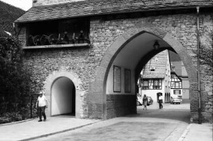 Zell am Harmersbach: Schwedenkanonen im Wehrturm, mit Torbogen