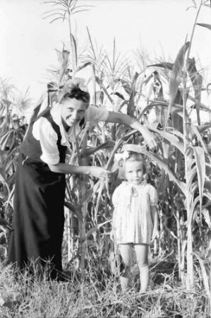 Eforie [Dobrudscha]: Fräulein Klein und Kind in Sonnenblumen