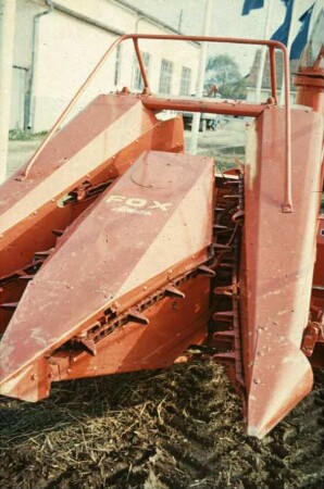 Fotografie: Ernteverfahren, Silomais, Feldhäcksler gezogen, Maisgebiss