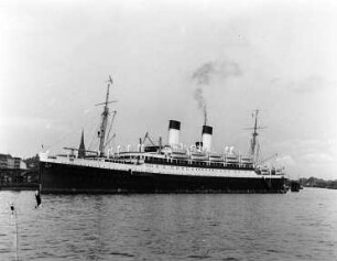 Hafenrundfahrt im Hamburger Hafen : Am Kai liegt die "Monte Rosa"