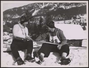 Zwei Hitlerjungen beim Präparieren der Skier