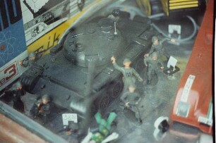 DDR-Kriegsspielzeug. Panzer mit Soldaten