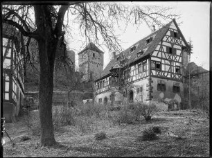 Neidenstein Fachwerkhaus mit Treppenturm (1538), Torturm (1569) der Burgruine