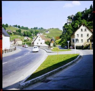 Pottenstein: Straße, Ortsdurchfahrt und Berglandschaft