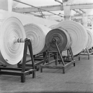 Stoffballen in einer Textilfabrik