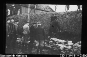 Deichbruch, entstanden durch beschädigtes Deichsiel
