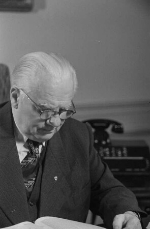 Reportage: Präsident Wilhelm Pieck im Schloss Niederschönhausen : Wilhelm Pieck am Schreibtisch