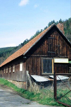 Gebäude mit alter Aufschrift: BHG Lichte - Zusatzproduktion Gebersdorf