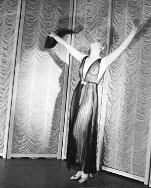 Berlin: Kabarett der Komiker; Dorothy von Bruck; tanzt