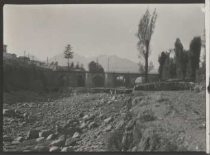 Brücke über ausgetrocknetem Flussbett