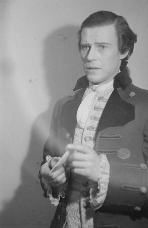 Szenenbilder aus dem Trauerspiel "Miss Sara Sampson" von Gotthold Ephraim Lessing im Theater am Schiffbauerdamm Berlin : Soloaufnahme von Max Eckard als Mellefont
