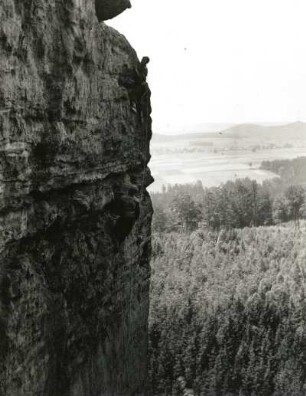 Sächsische Schweiz. Schmilkaer Felsgebiet, Rauschenstein. Seilschaft am Barthweg (VII b). Blick nach WSW auf Kohlbornsteine
