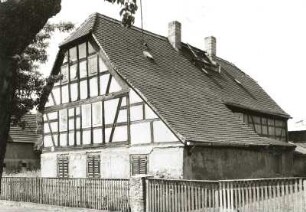 Großpösna-Dreiskau-Muckern, Dorfstraße 3. Ehemaliger Bauernhof (um 1800). Straßenansicht des Wohnstallhauses mit Garten und Einfriedung