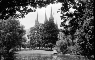 Wiesbaden: Parkblick auf Türme der Marktkirche
