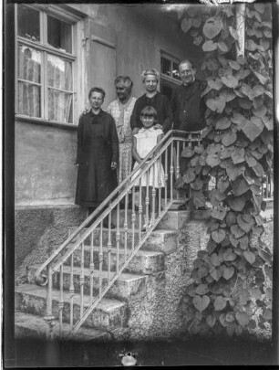 Füssen, Gruppe von 5 Leuten auf Treppe
